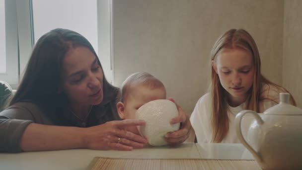 Familj Mor Och Två Döttrar Dricker Morgonen Och Äldre Syster — Stockvideo