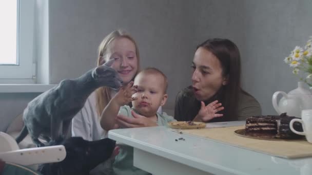 Söt Familj Mor Och Två Döttrar Äter Frukost Med Sina — Stockvideo