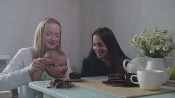 Симпатичная Семья Матери Двух Дочерей Поедающих Торт Кормящих Торт Своей — стоковое видео