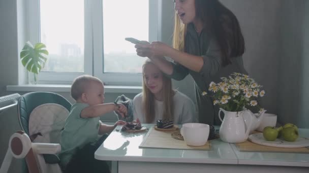 Uma Família Fofa Mãe Duas Filhas Comendo Bolo Alimentando Bolo — Vídeo de Stock