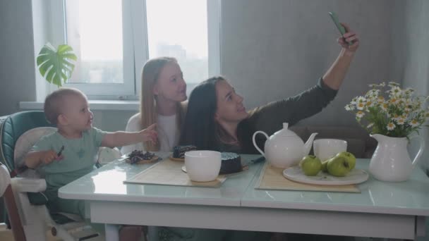 Μια Χαριτωμένη Οικογένεια Της Μητέρας Και Δύο Κόρες Τρώει Κέικ — Αρχείο Βίντεο