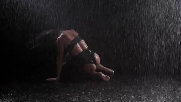 Sexy Woman Nice Body Black Underwear Dancing Rain Moving Her — Video Stock