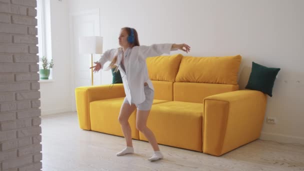 Mujer Flaca Joven Bailando Sala Estar Por Sofá Amarillo Con — Vídeo de stock
