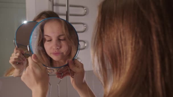 Jeune Femme Portant Casque Sans Fil Regarde Dans Miroir Dans — Video