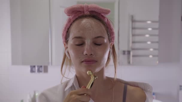 Mladá Žena Podívá Zrcadla Kroutí Vyhlazuje Pokožku Obličeje Válečkem Kamera — Stock video