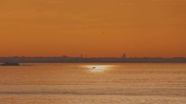 Nehir teknesi okyanus suyunda gün doğumunda, buhar Tejo nehrini sabah geçtiğinde, manzara...
