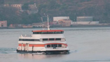 Portekiz, Lizbon, Eylül 2022 Yolcu feribotu Tejo nehrinden geçiyor, deniz ulaşımı ve yolculuk, sabah, sabah, sabah gündoğumu