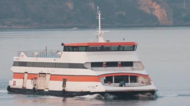 Portekiz, Lizbon, Eylül 2022 Yolcu feribotu Tejo nehri rıhtımına geliyor, deniz ulaşımı ve yolculuk, sabah, sabah, gün doğumu