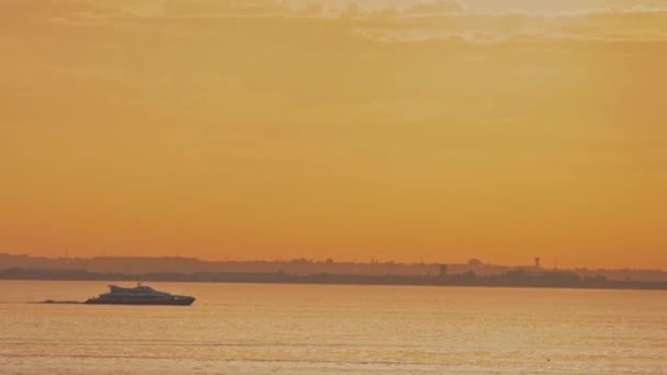 Łódź Pasażerska Oceanicznej Wodzie Wschodzie Słońca Opary Przekraczają Rzekę Tejo — Wideo stockowe