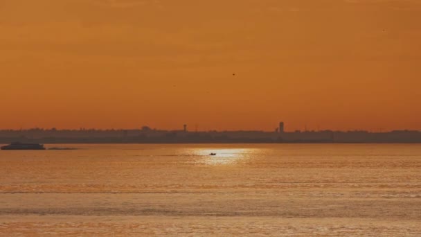 Barco Rio Água Oceano Nascer Sol Vapor Atravessar Rio Tejo — Vídeo de Stock