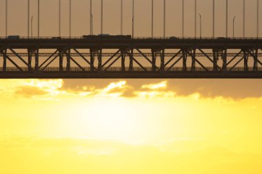 Köprü - Ponte 25 de Abril Lizbon Portekiz - 25 Nisan Köprüsü, arabalar ve raylar gün doğumunda köprüden geçiyor
