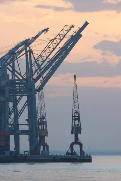 Sjöfraktskranar Lissabons Hamn Och Containerterminal Siluett Vid Soluppgång Morgon — Stockfoto