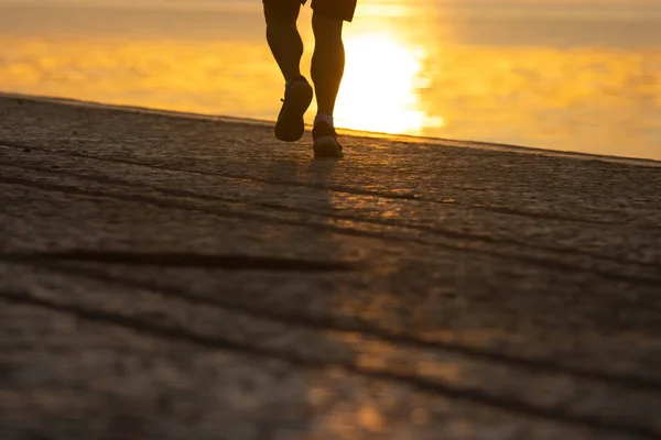Silhouette Gambe Atleta Esecuzione All Alba Sulla Costa Del Fiume — Foto Stock