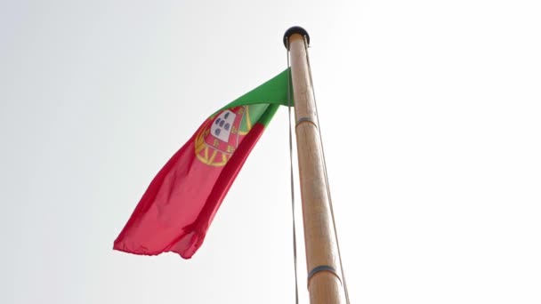 ポルトガルの国旗が上空のマストの上で風になびく — ストック動画