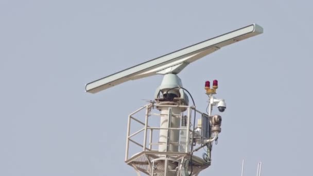 Obracające Się Urządzenia Radarowe Szczycie Statku Czyste Niebo — Wideo stockowe