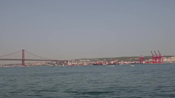 Oct 2022 Lisbon Portugal Ponte Abril Pemandangan Pelabuhan Lisboa Dengan — Stok Video