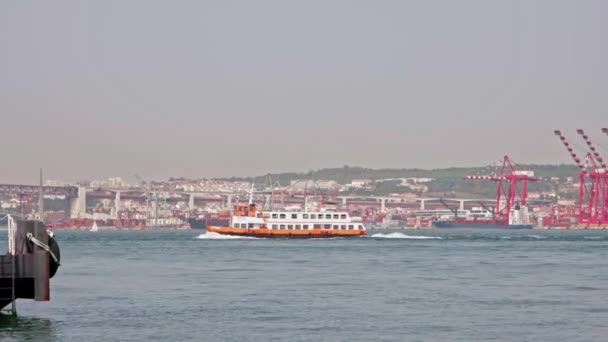 Λισαβόνα Πορτογαλία 0510 2022 Τουριστικό Πλοίο Που Φτάνει Στο Σταθμό — Αρχείο Βίντεο