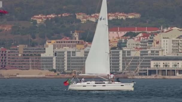 Okt 2022 Lissabon Portugal Vit Yacht Kör Genom Lisboa Hamnen — Stockvideo