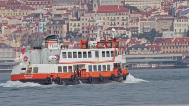 Lisboa Portugal 0510 2022 Ferry Turístico Que Atravessa Porto Lisboa — Vídeo de Stock