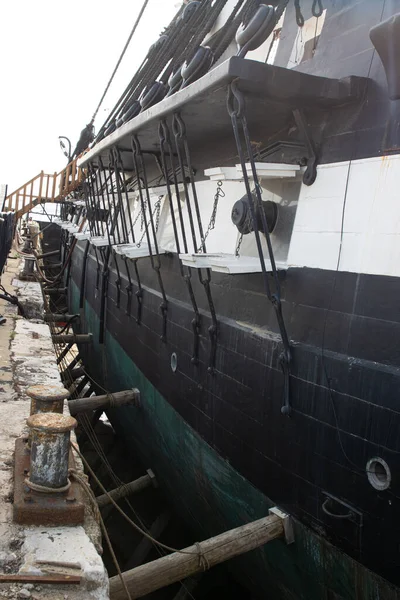 Retro Magas Csatahajó Tengerben Vitorlás Hajó Álljon Kikötőben — Stock Fotó