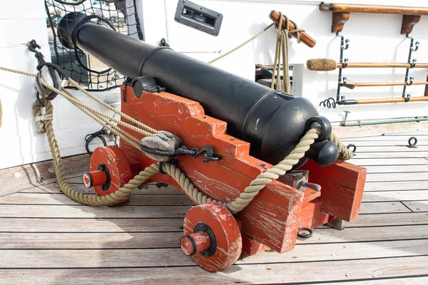 Historische Alte Metallkanone Auf Einem Schlachtsegelschiff Deck Stehen — Stockfoto