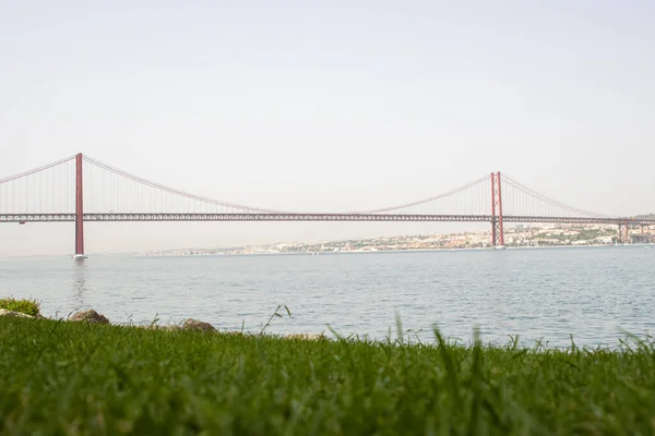 Ponte Del Aprile Veduta Del Porto Lisboa Con Navi Gru — Foto Stock