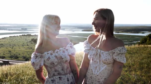 Twee Leuke Blonde Jonge Vrouwen Die Heuvel Boven Snelweg Staan — Stockvideo