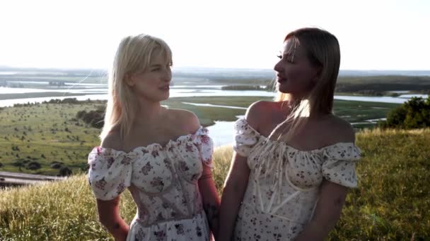 Zwei Niedliche Blonde Junge Frauen Stehen Auf Dem Hügel Über — Stockvideo