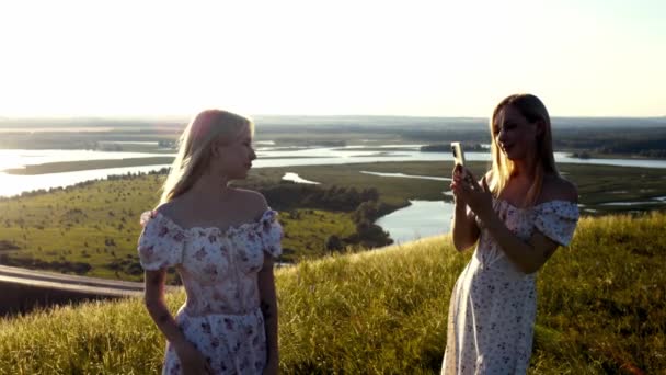 Két Csinos Szőke Fiatal Fotózza Telefont Amint Dombon Áll Autópálya — Stock videók