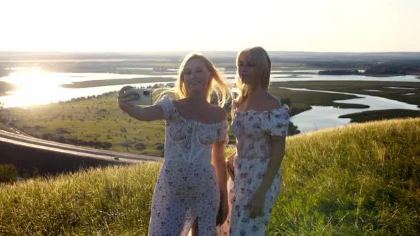 Twee Leuke Blonde Jonge Vrouwen Knuffelen Selfies Nemen Van Telefoon — Stockvideo