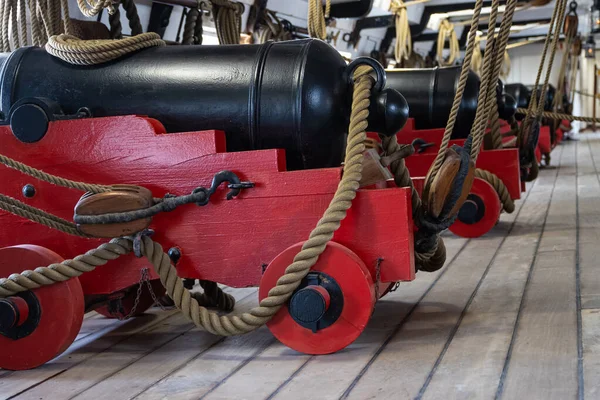 Tarihsel retro metal top savaş gemisinin içinde. Sintine güvertesinde dur.