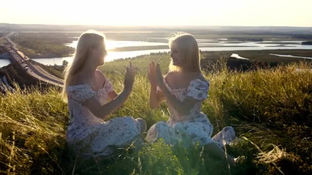 Duas Mulheres Jovens Loiras Bonitos Vestidos Verão Leves Sentados Colina — Vídeo de Stock