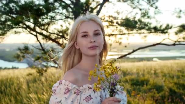 Een Mooie Blonde Jonge Vrouw Een Zomerjurk Houdt Bloemen Vast — Stockvideo