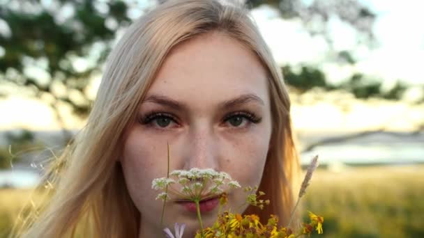Tânără Blondă Ochi Gri Ține Flori Uită Camera Care Stă — Videoclip de stoc