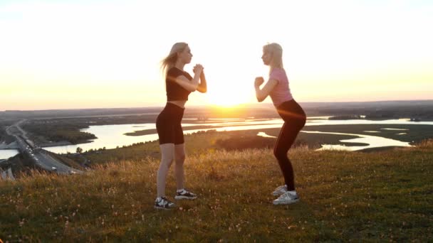 Dvě Mladé Sportovní Ženy Hřišti Při Západu Slunce Dřepící Před — Stock video
