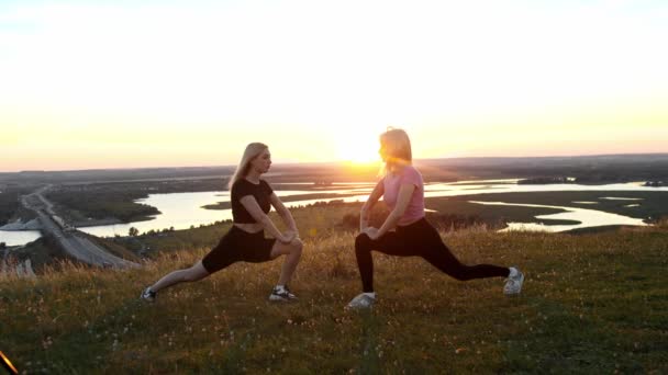 Dvě Mladé Sportovní Ženy Které Cvičí Hřišti Při Západu Slunce — Stock video