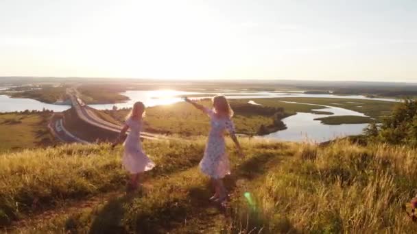 Дві Молоді Блондинки Літніх Легких Сукнях Танцюють Пагорбі Вид Повітря — стокове відео