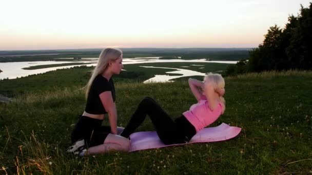 Dvě Mladé Sportovní Blondýny Spolu Cvičí Hřišti Při Západu Slunce — Stock video