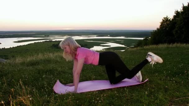 Une Jeune Femme Blonde Faisant Des Exercices Sur Tapis Yoga — Video