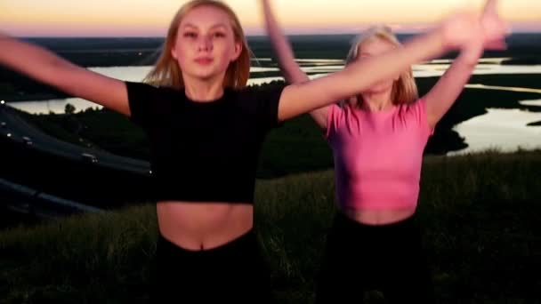Две Молодые Спортивные Блондинки Занимающиеся Фитнесом Поле Закате Прыгают Месте — стоковое видео