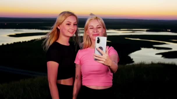 Dvě Mladé Blondýny Mají Videohovor Stojící Hřišti Před Západem Slunce — Stock video