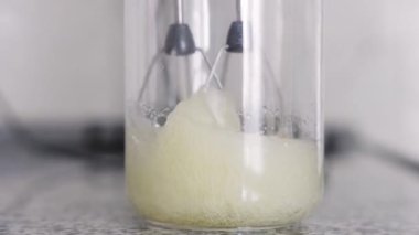 Cam kapta şeker şurubu kırbaçlamak. Orta çekim