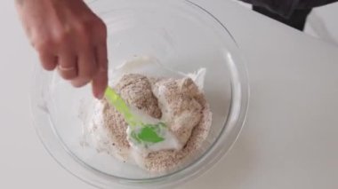 Tatlı kremayla serpmeyi karıştıran bir kadın fırıncı. Orta çekim