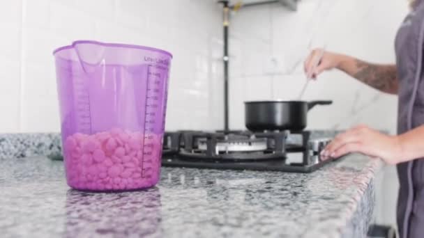 Een Vrouw Verwarmt Melk Een Pan Het Fornuis Container Met — Stockvideo