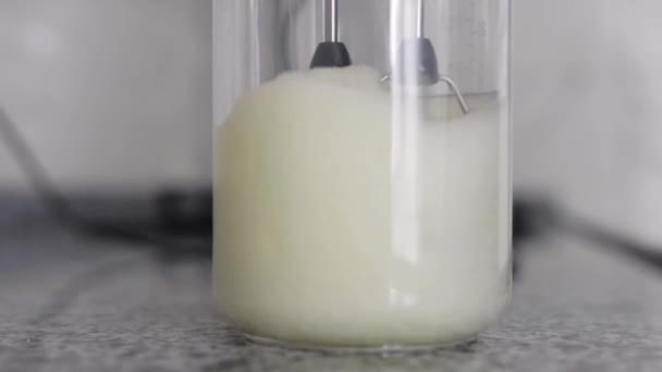 Chicotadas Xarope Açúcar Creme Recipiente Vidro Meio Tiro — Vídeo de Stock