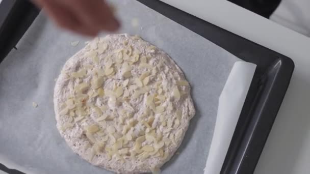 Una Mujer Vierte Hojuelas Almendras Crema Forrada Sobre Papel Para — Vídeo de stock