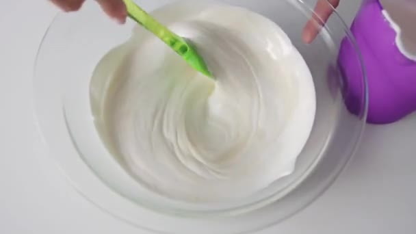 ガラスのボウルに甘いクリームを混合パン屋 ミッドショット — ストック動画