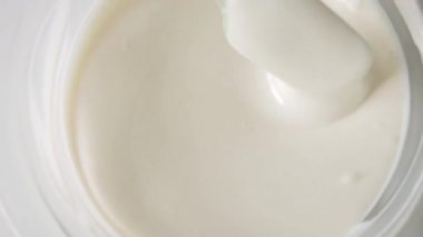 Baker, vanilya kremasını kabın içinde karıştırıyor. Orta çekim