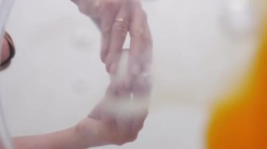 Kadın fırıncı cam bir kaseye yumurta kırıyor. Orta çekim