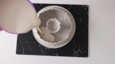 Pişirme formunu vanilya sıvısıyla dolduruyorum. Orta çekim